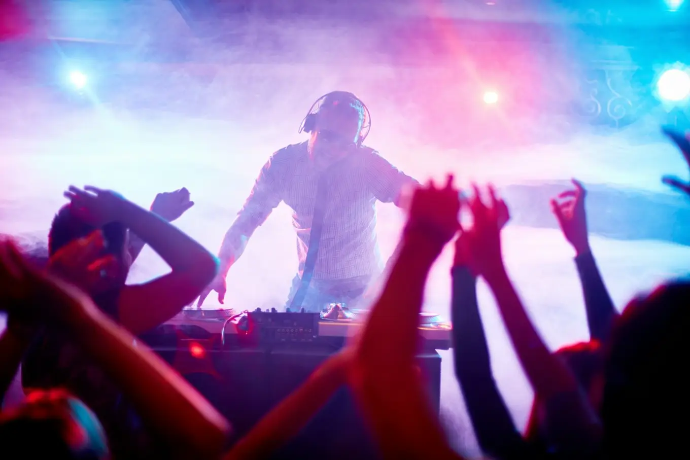 DJ na imprezie