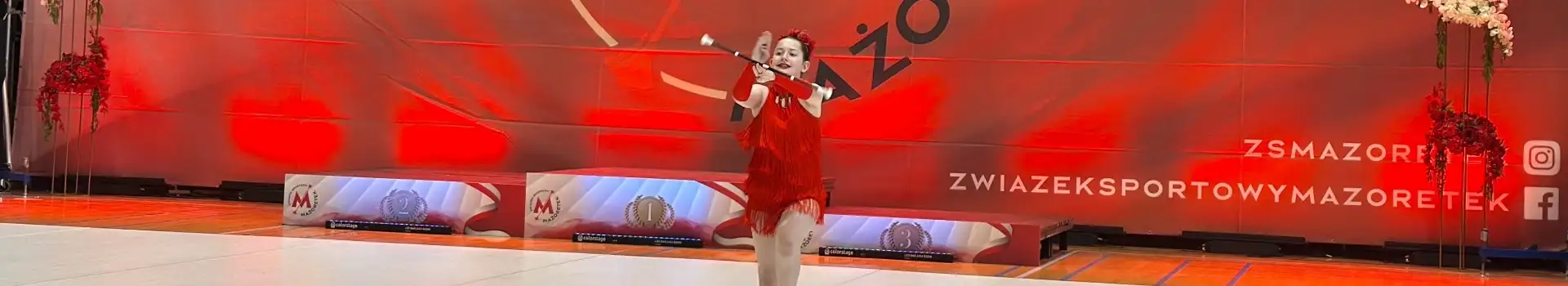 oświetlona scena